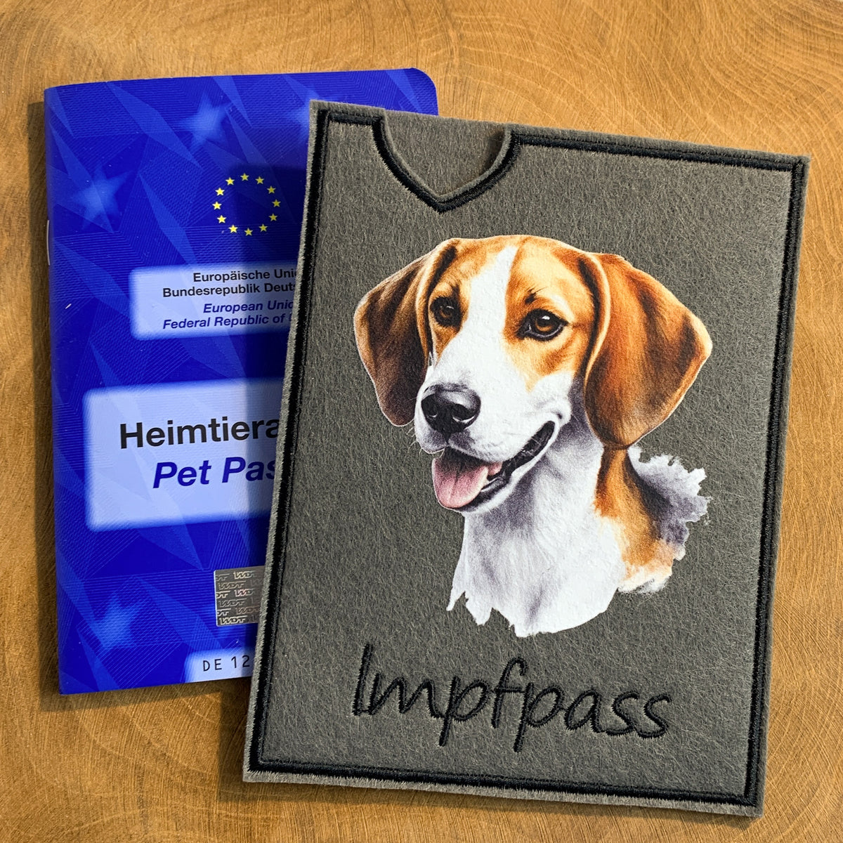 Foxhound Impfpasshülle - 3 verschiedene Motive, personalisierbar