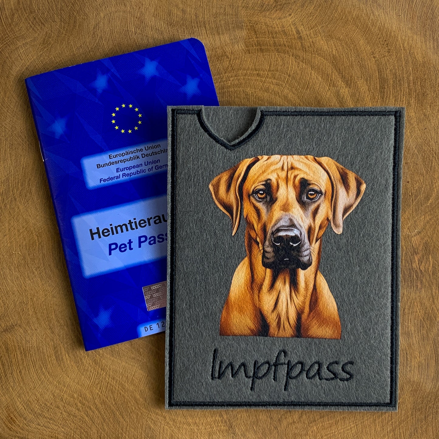 Rhodesian Ridgeback Impfpasshülle – Frontalansicht