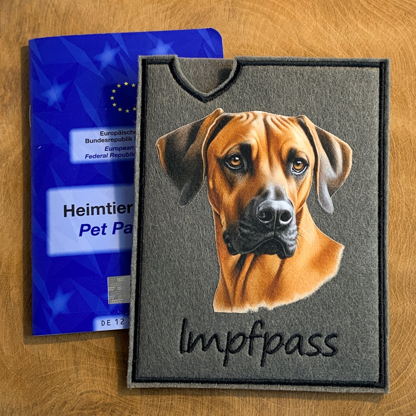Rhodesian Ridgeback Impfpasshülle – leicht seitliche Ansicht