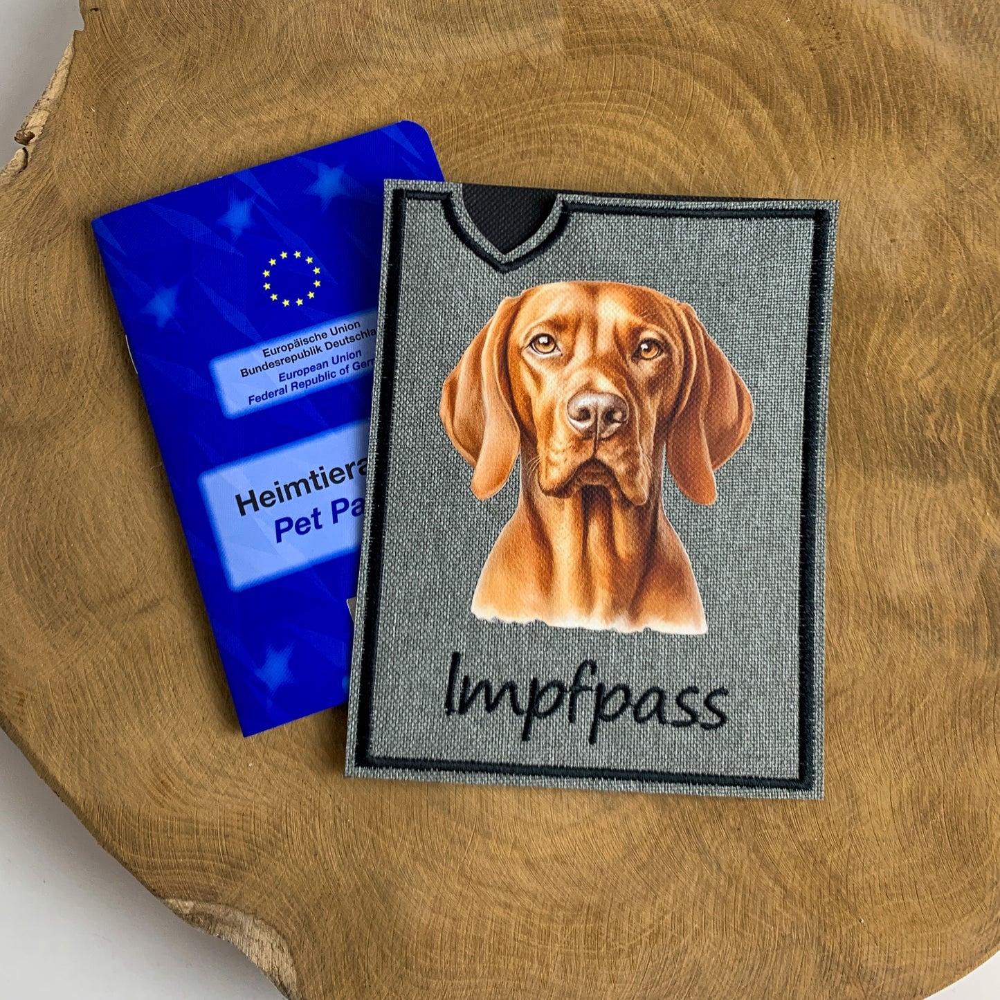 Vizsla Impfpasshülle – Frontalansicht