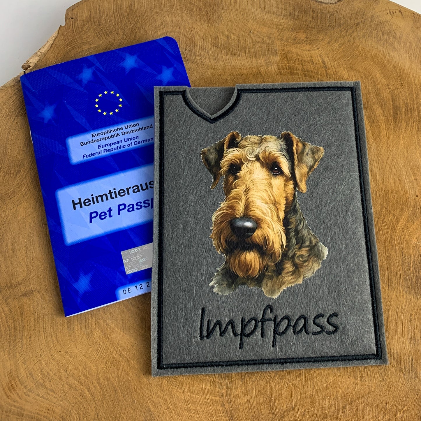 Airedale Terrier Impfpasshülle - 2 verschiedene Motive, personalisierbar