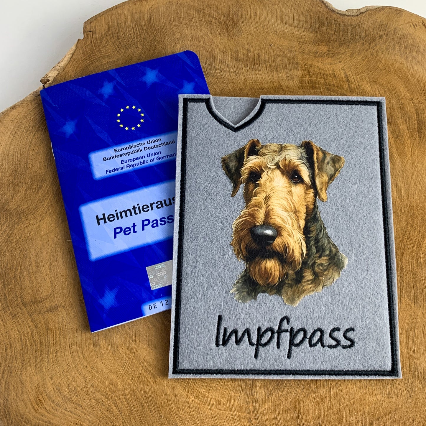 Airedale Terrier Impfpasshülle - 2 verschiedene Motive, personalisierbar