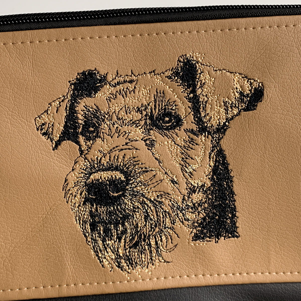 Detailaufnahme Stickmotiv Airedale Terrier auf der Tasche