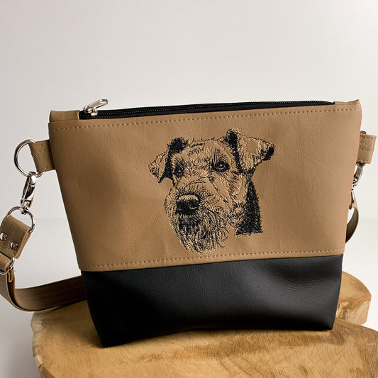 handgefertigte Umhängetasche braun/schwarz mit Airedale Terrier Motiv