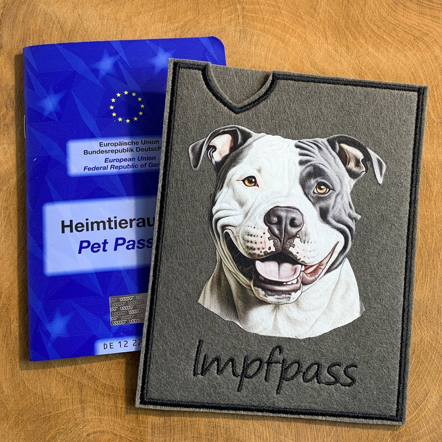 Staffordshire Terrier, Amstaff & Pitbull Impfpasshülle - 14 verschiedene Motive, personalisierbar