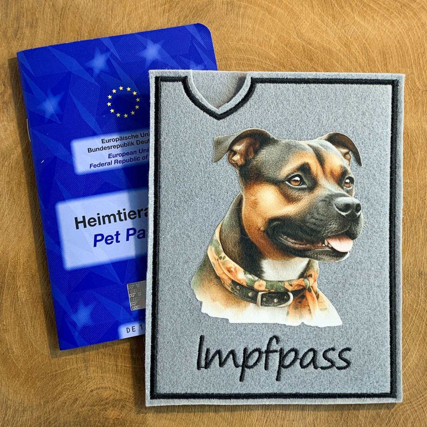 Staffordshire Terrier, Amstaff & Pitbull Impfpasshülle - 14 verschiedene Motive, personalisierbar