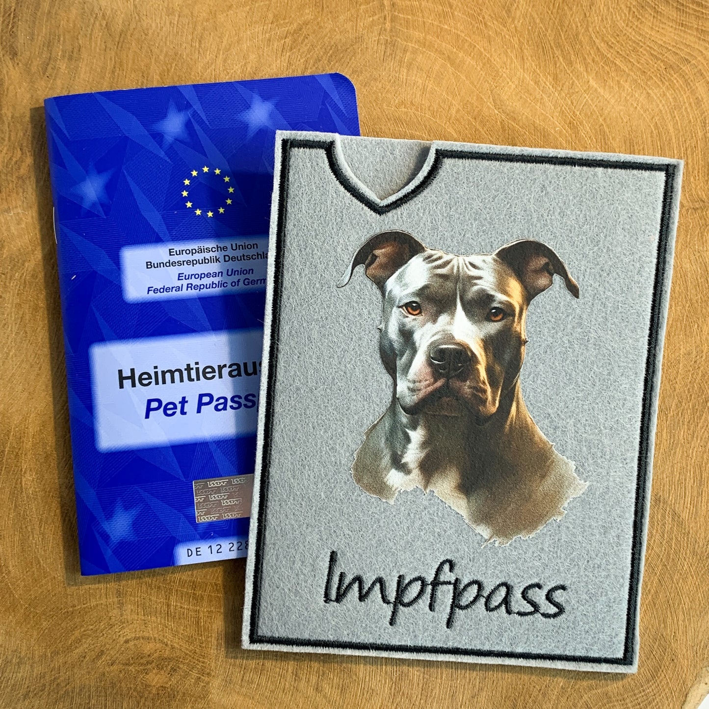 Staffordshire Terrier, Amstaff & Pitbull Impfpasshülle - 14 verschiedene Motive, personalisierbar