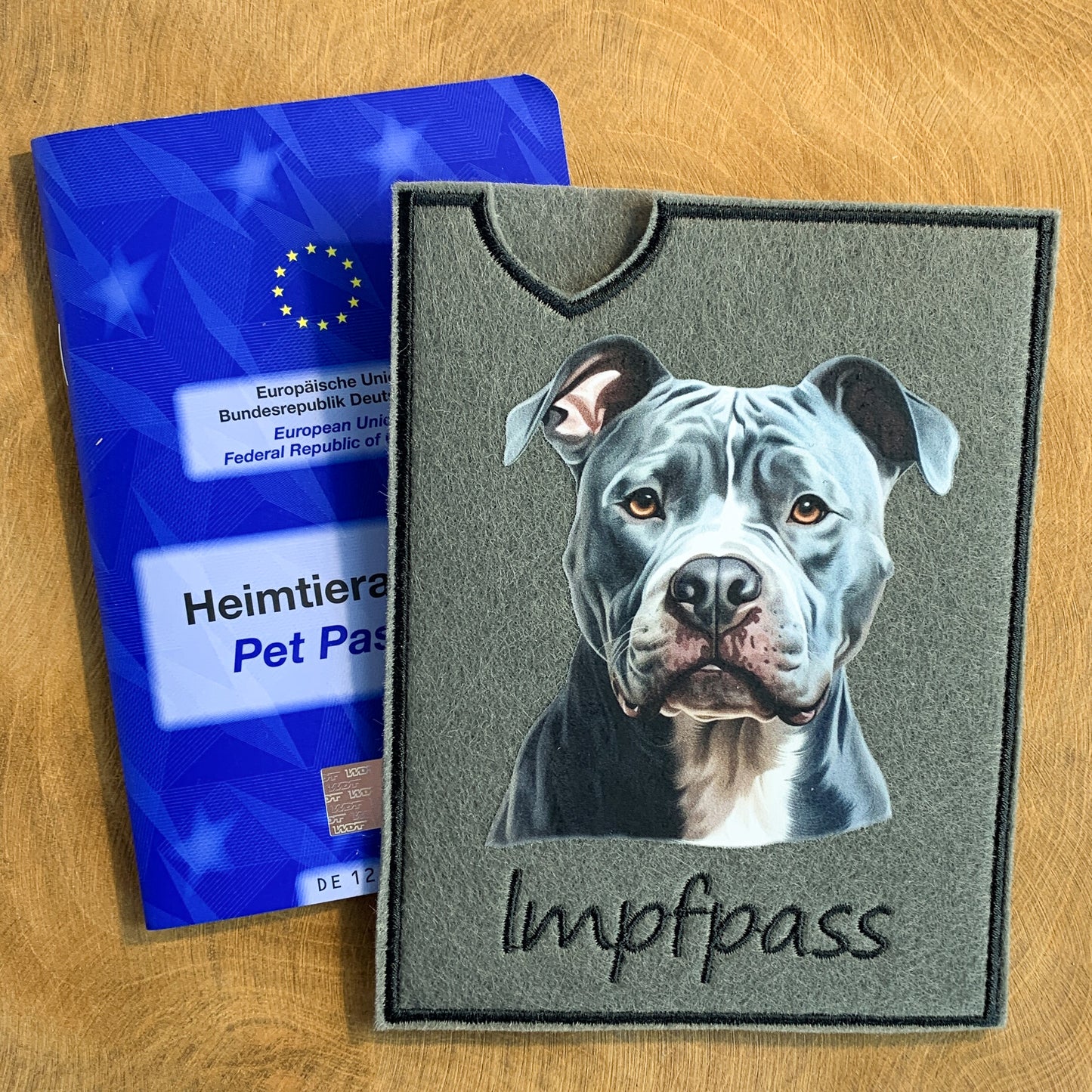 Staffordshire Terrier, Amstaff & Pitbull Impfpasshülle - 14 verschiedene Motive, personalisierbar