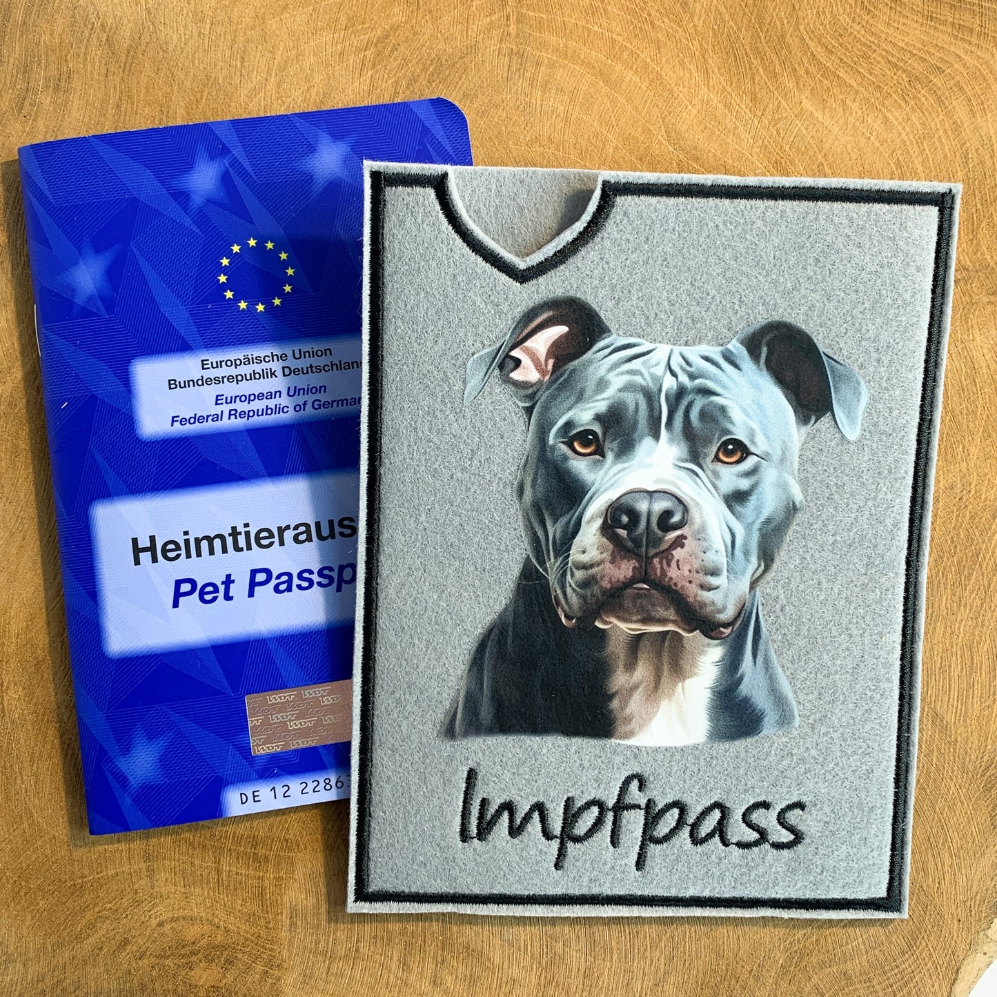 Staffordshire Terrier, Amstaff & Pitbull Impfpasshülle - 14 verschiedene Motive, personalisierbar