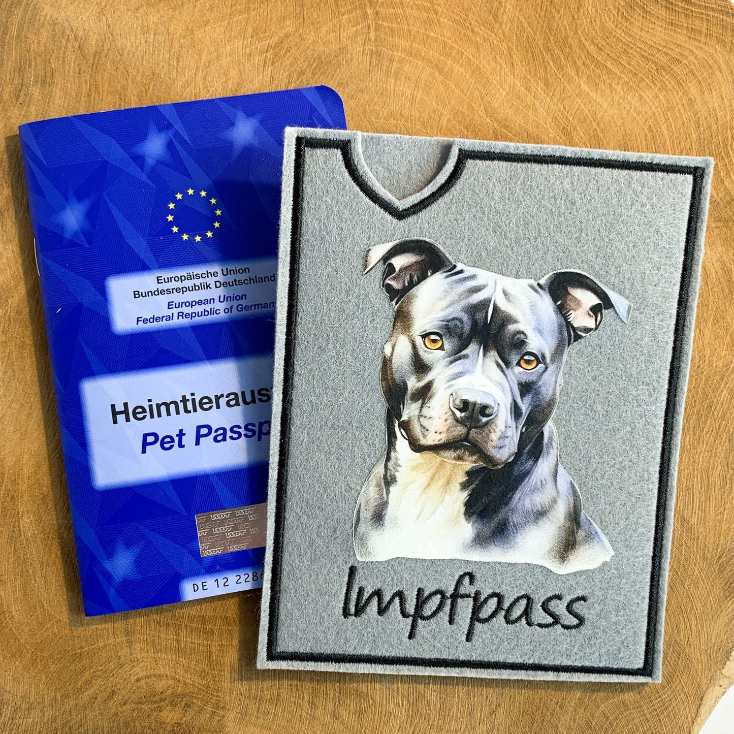 Staffordshire Terrier, Amstaff & Pitbull Impfpasshülle - 14 verschiedene Motive, personalisierbar