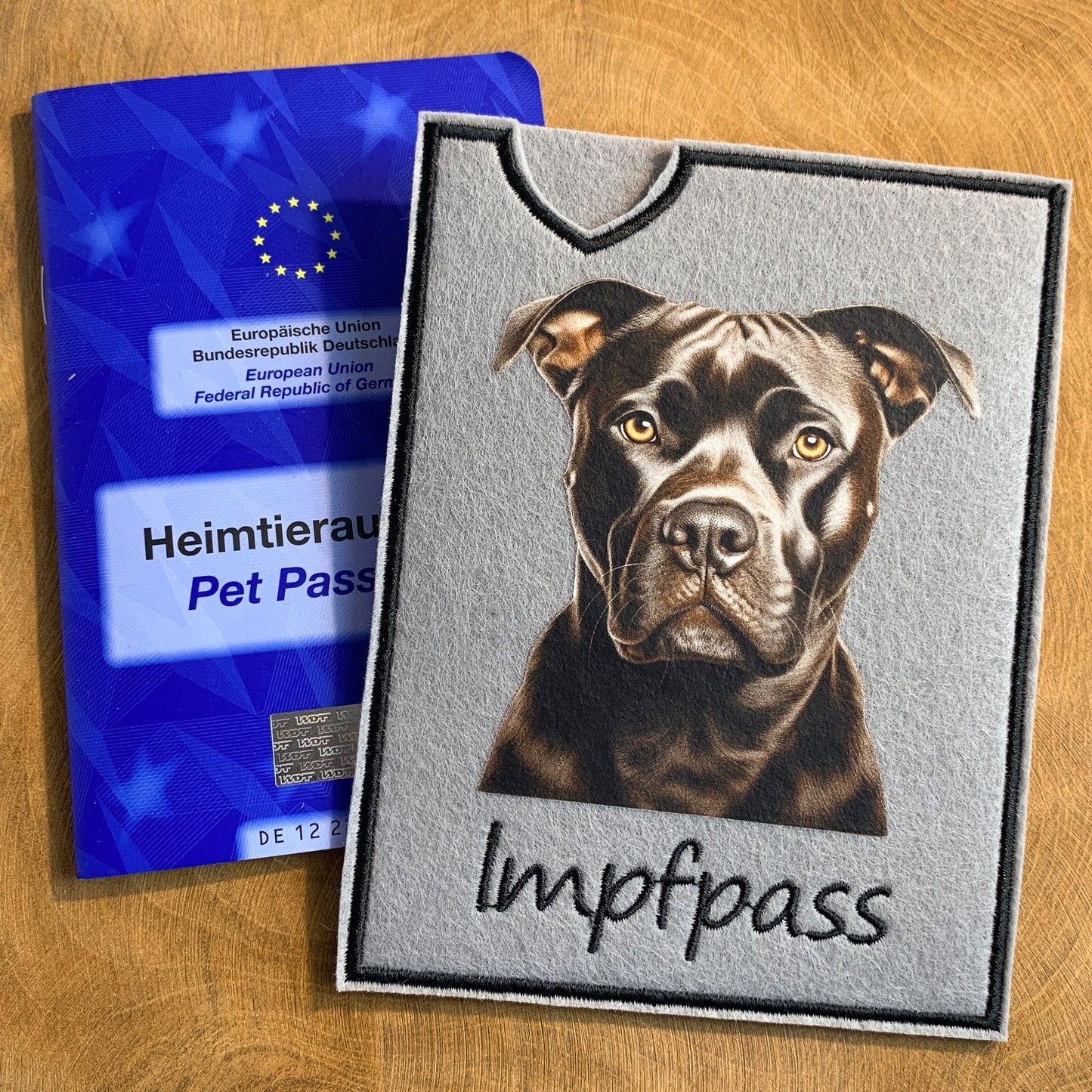 Staffordshire Terrier, Amstaff & Pitbull Impfpasshülle - 14 verschiedene Motive, personalisierbar