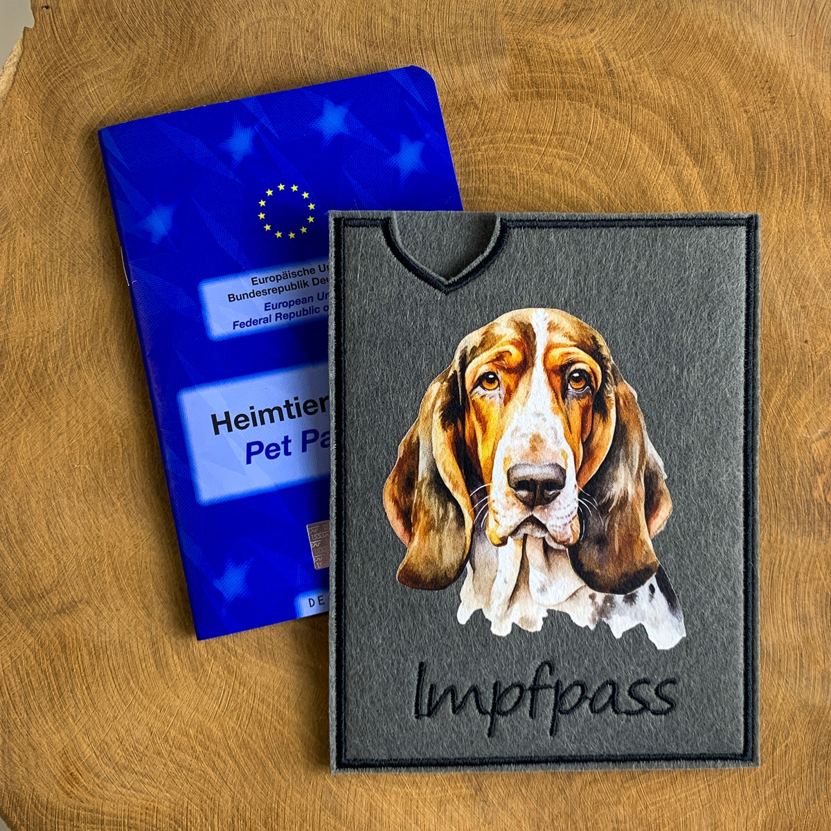 Basset Impfpasshülle mit Hundemotiv bedruckt, detailreich, Umrandung gestickt, personalisierbar