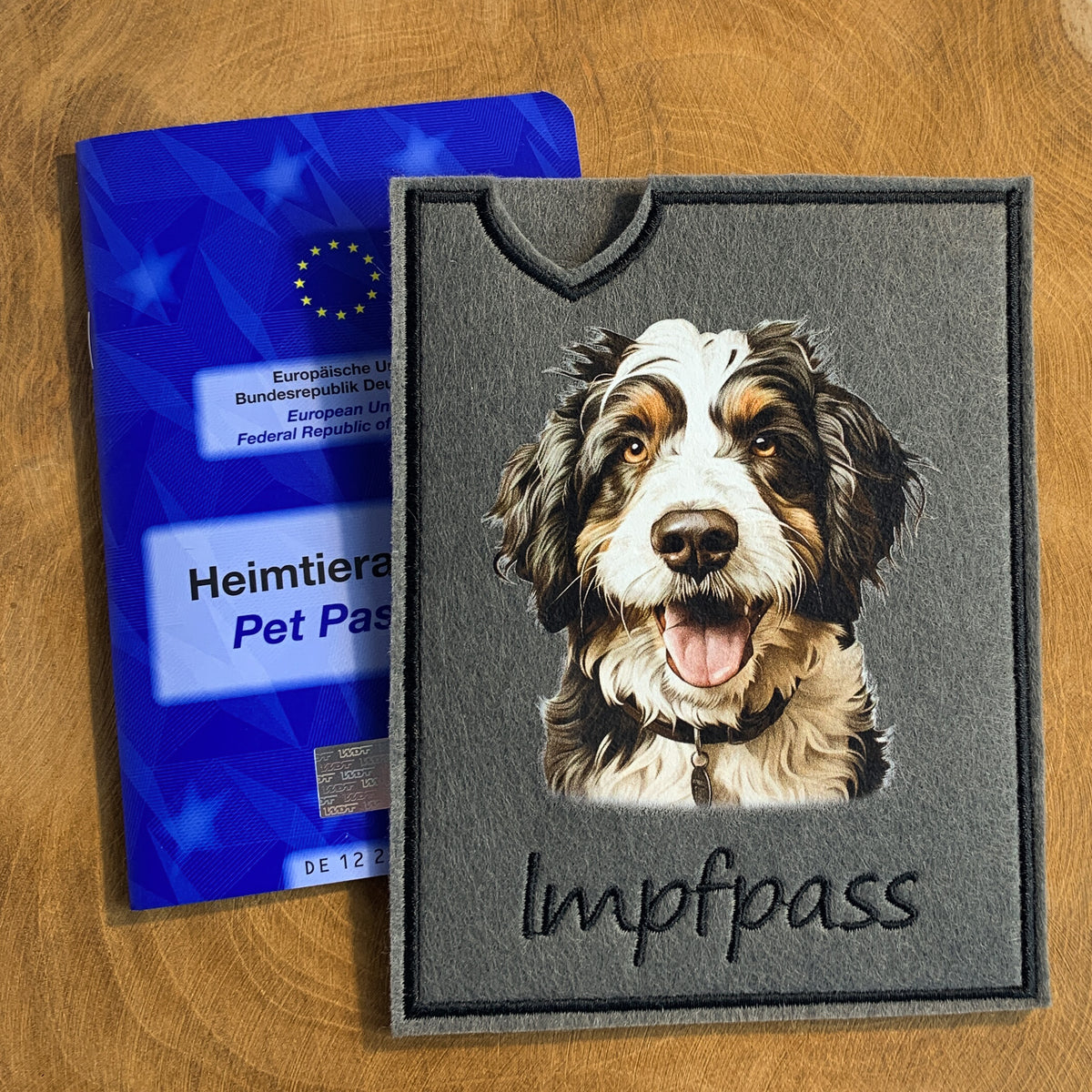 Bernedoodle Impfpasshuelle mit Hundemotiv bedruckt aus Filz, Umrandung und Text gestickt, personalisierbar mit Namen