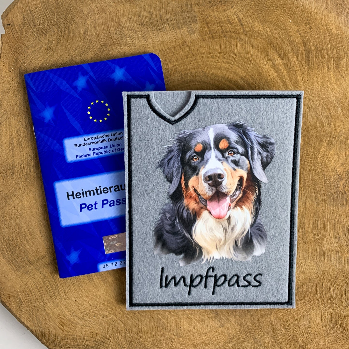 Impfpasshülle mit Berner Sennenhund-Bild, personalisierbar mit Namen, Einsteckhülle für Heimtierausweis. Hier aus Filz, auch aus Outdoorstoff möglich