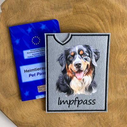 Impfpasshülle mit Berner Sennenhund-Bild, personalisierbar mit Namen, Einsteckhülle für Heimtierausweis. Hier aus Filz, auch aus Outdoorstoff möglich