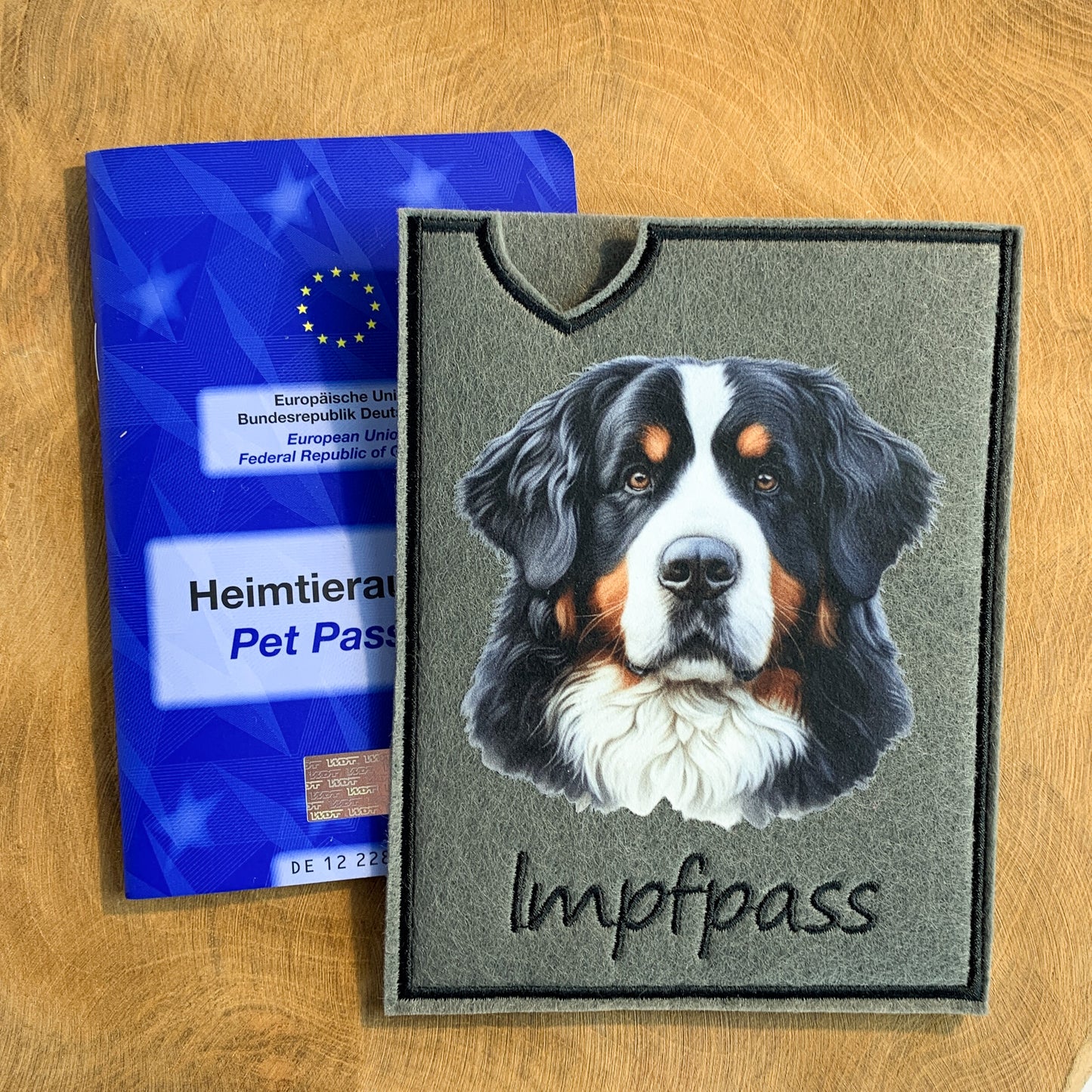 Impfpasshülle mit Berner Sennenhund-Bild, personalisierbar mit Namen, Einsteckhülle für Heimtierausweis. Hier aus Filz, auch aus Outdoorstoff möglich