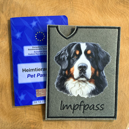 Impfpasshülle mit Berner Sennenhund-Bild, personalisierbar mit Namen, Einsteckhülle für Heimtierausweis. Hier aus Filz, auch aus Outdoorstoff möglich