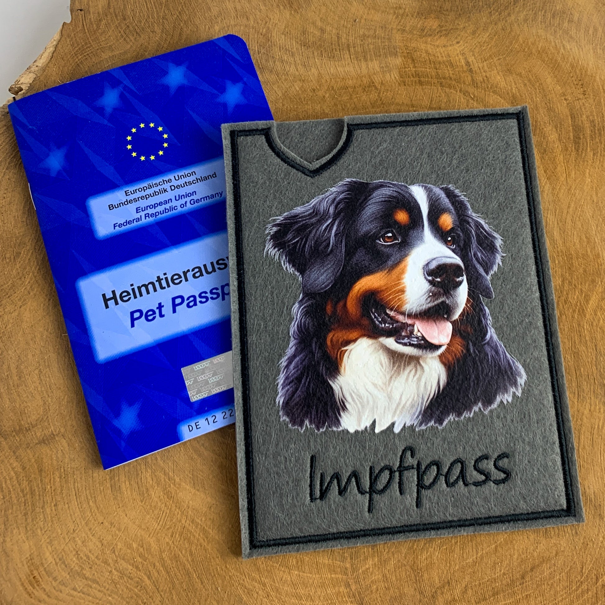 Impfpasshülle mit Berner Sennenhund-Bild, personalisierbar mit Namen, Einsteckhülle für Heimtierausweis. Hier aus Filz, auch aus Outdoorstoff möglich