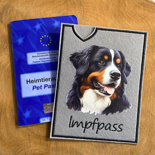 Impfpasshülle mit Berner Sennenhund-Bild, personalisierbar mit Namen, Einsteckhülle für Heimtierausweis. Hier aus Filz, auch aus Outdoorstoff möglich