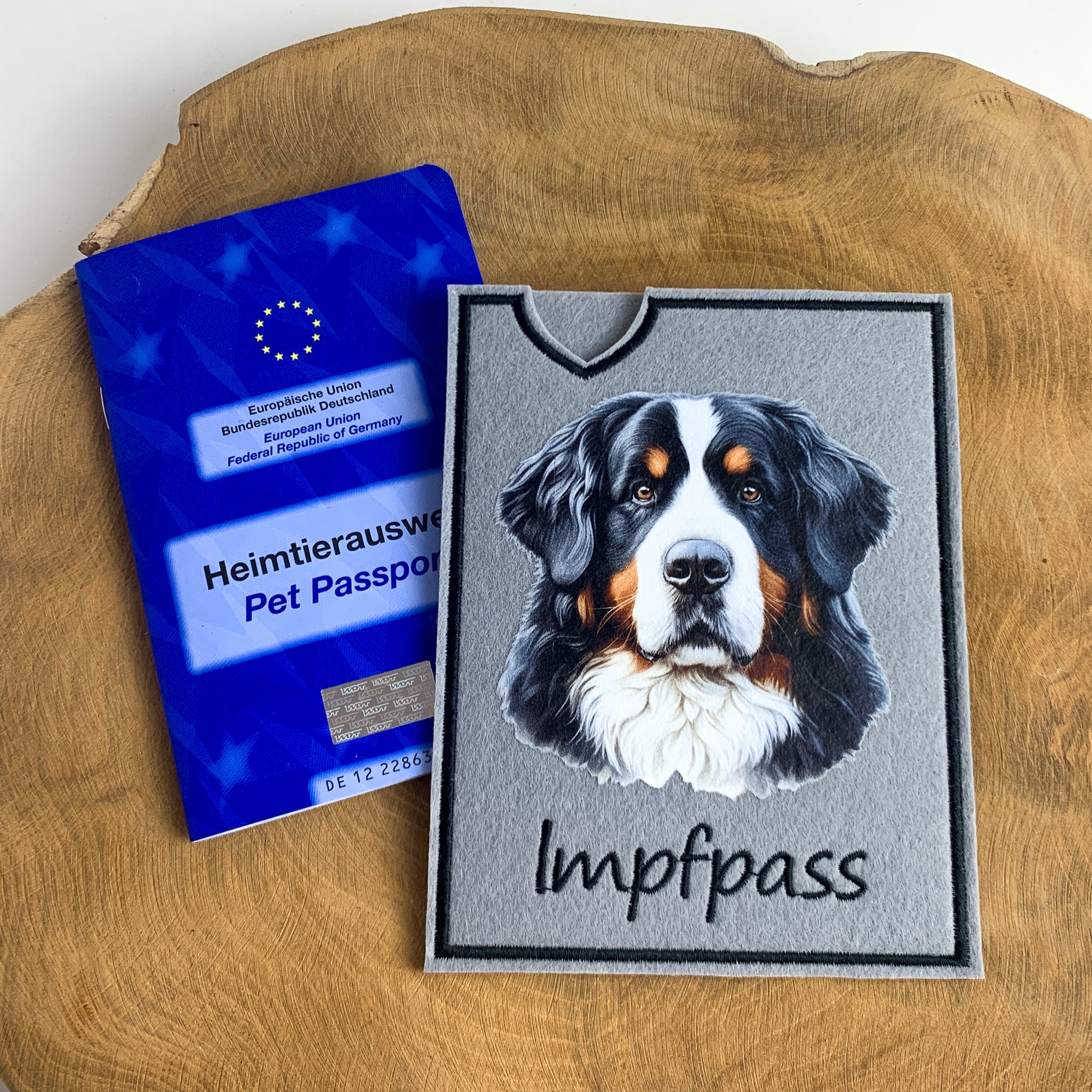 Impfpasshülle mit Berner Sennenhund-Bild, personalisierbar mit Namen, Einsteckhülle für Heimtierausweis. Hier aus Filz, auch aus Outdoorstoff möglich