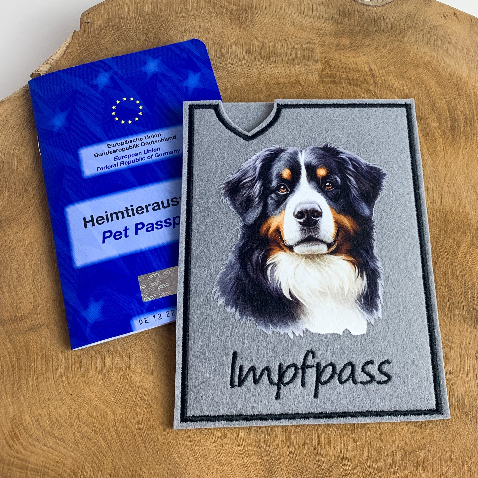 Impfpasshülle mit Berner Sennenhund-Bild, personalisierbar mit Namen, Einsteckhülle für Heimtierausweis. Hier aus Filz, auch aus Outdoorstoff möglich