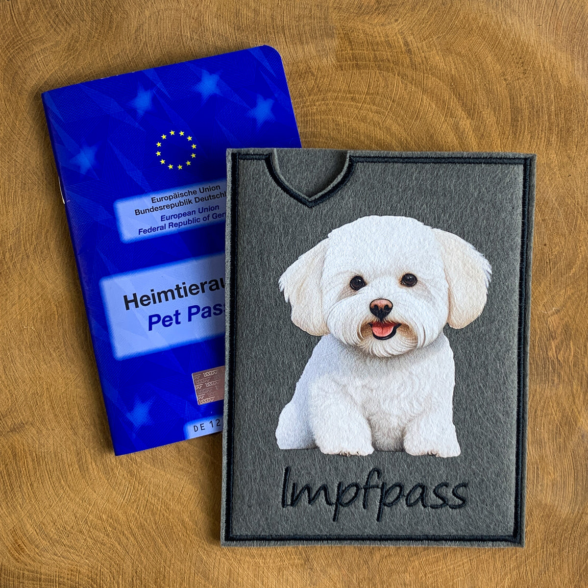 Bichon Frise Impfpasshuelle mit Hundemotiv bedruckt, Material Filz, Umrandung und Text gestickt, passend für den EU-Heimtierausweis, personalisierbar mit Namen