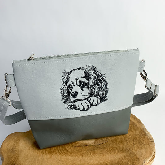 Cavalier King Charles Umhängetasche mit Hundemotiv aus Kunstleder, bestickt