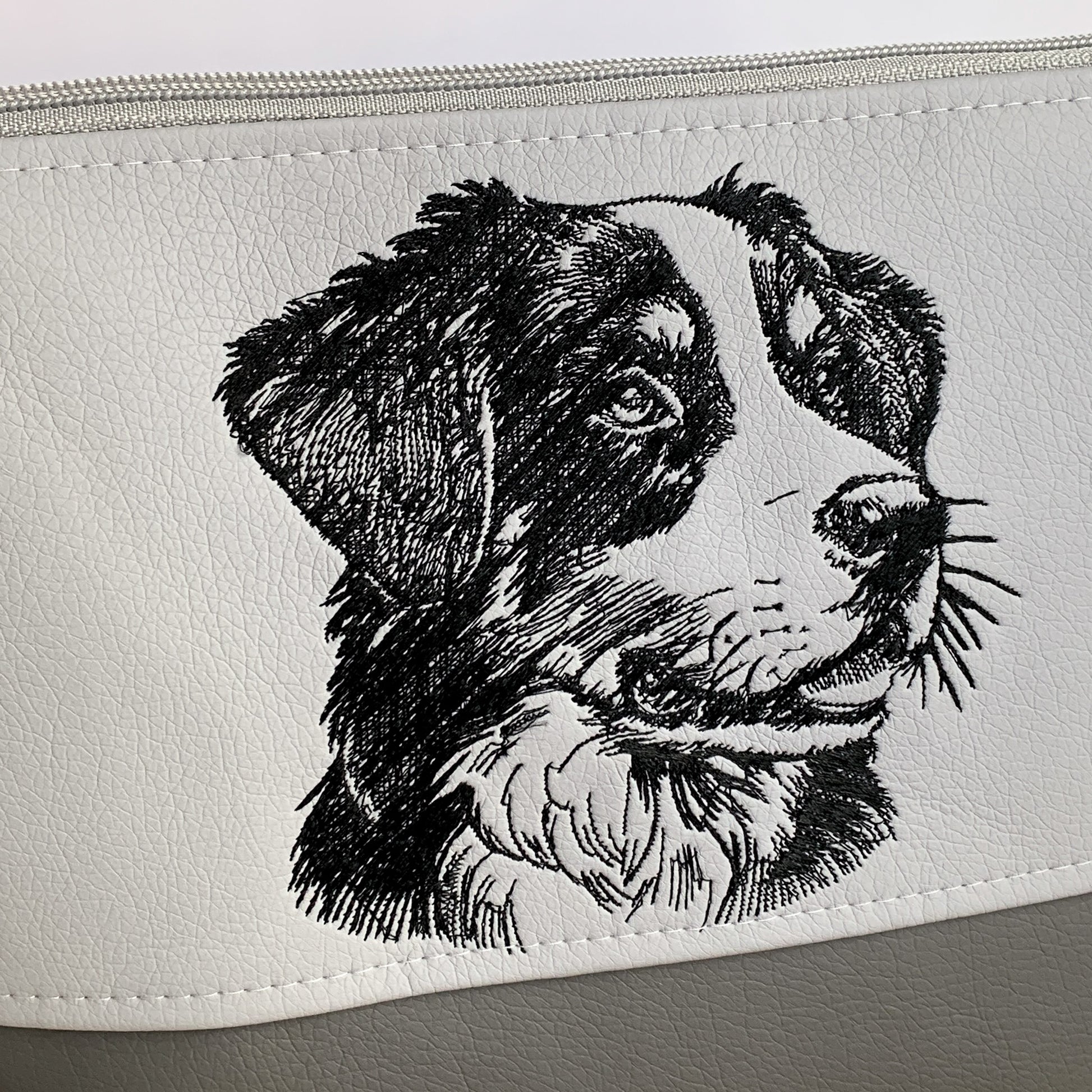 Detailbild Appenzeller Sennenhund auf Kunstleder-Tasche hellgrau gestickt