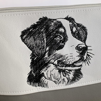 Detailbild Appenzeller Sennenhund auf Kunstleder-Tasche hellgrau gestickt