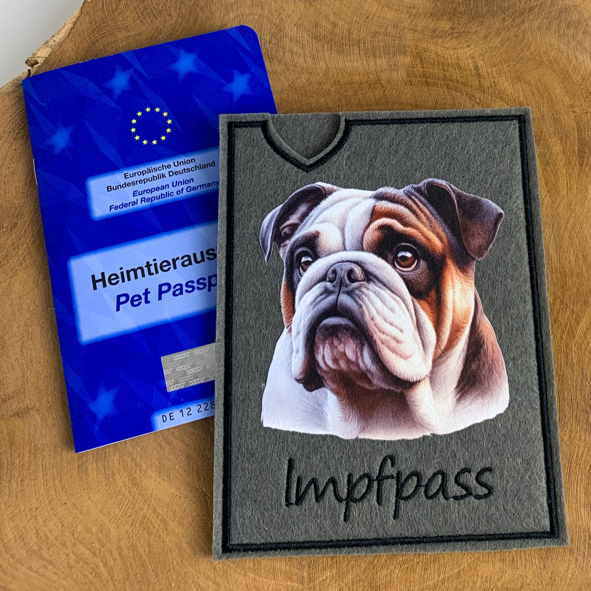 Englische Bulldogge Impfpasshülle - 5 verschiedene Motive, personalisierbar