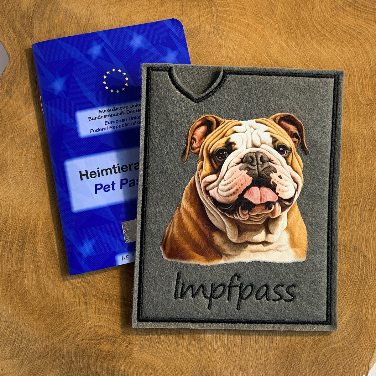 Englische Bulldogge Impfpasshülle - 5 verschiedene Motive, personalisierbar