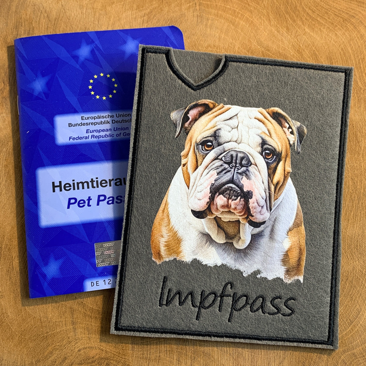 Englische Bulldogge Impfpasshülle - 5 verschiedene Motive, personalisierbar