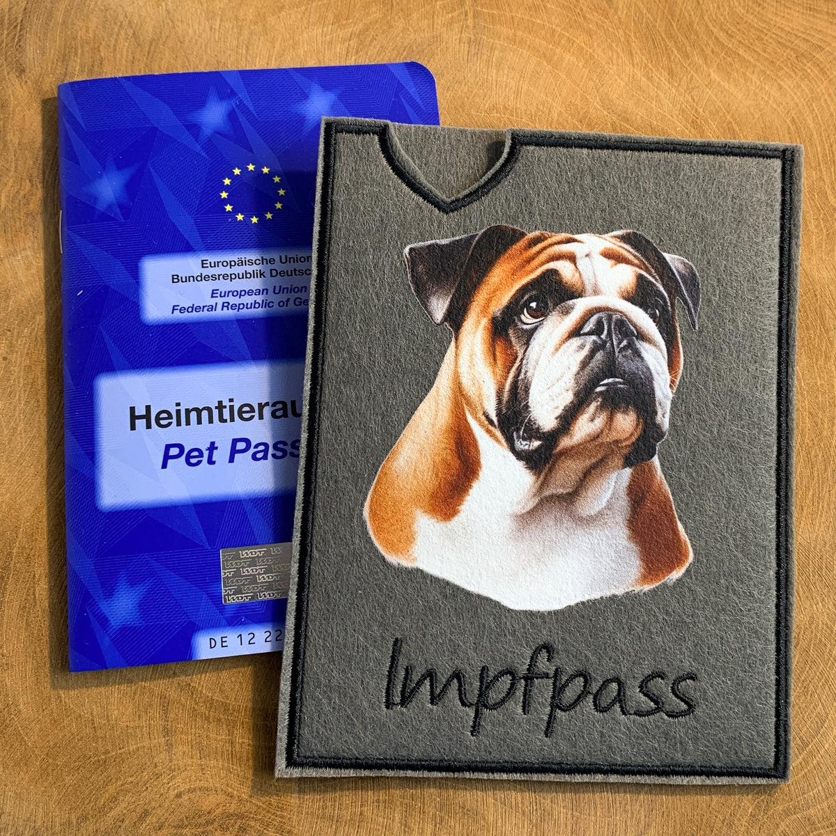 Englische Bulldogge Impfpasshülle - 5 verschiedene Motive, personalisierbar