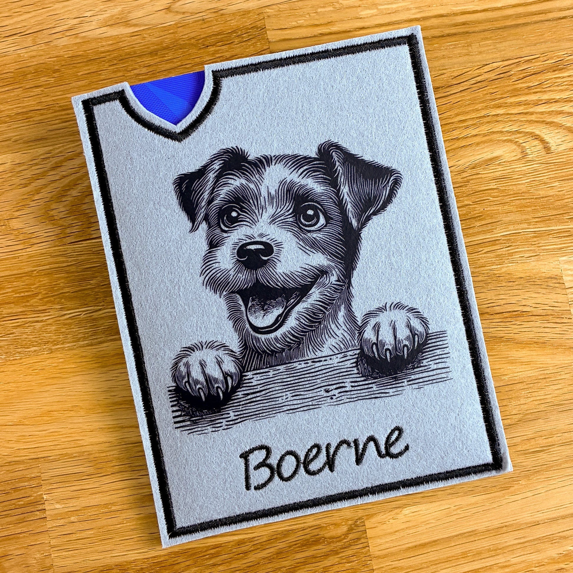 Impfpass Hülle Hund mit Jack Russell-Motiv, personalisiert mit Namen des Hundes, aus Filz hellgrau