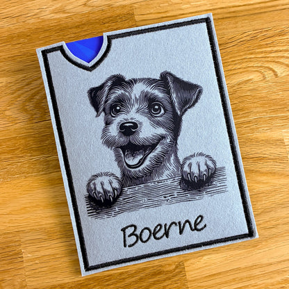 Impfpass Hülle Hund mit Jack Russell-Motiv, personalisiert mit Namen des Hundes, aus Filz hellgrau