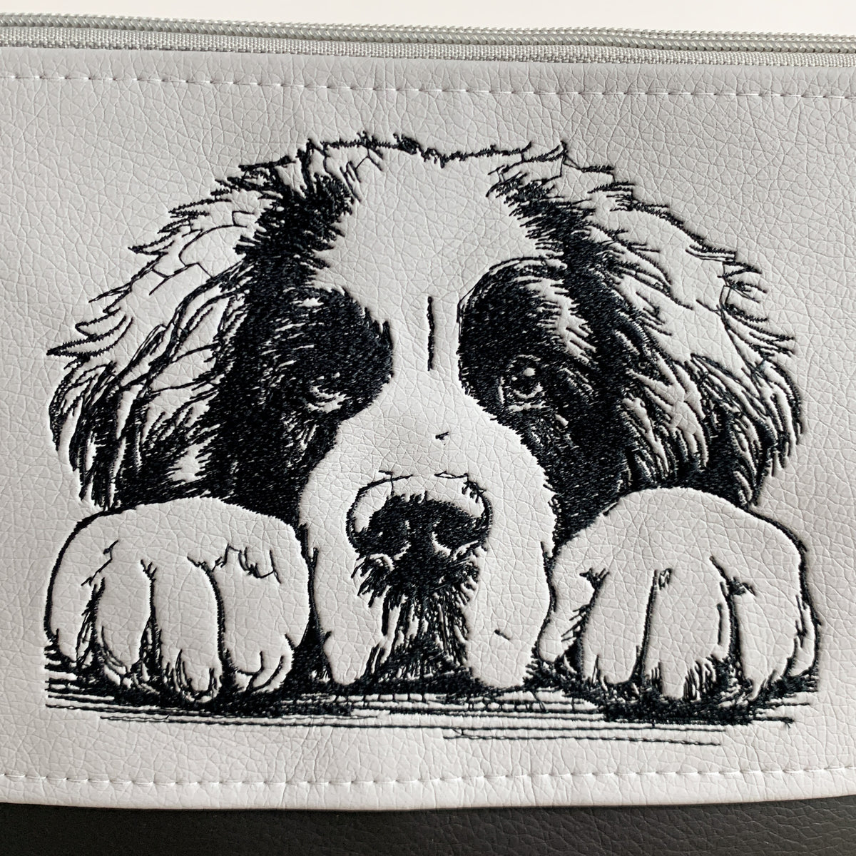 Landseer Umhängetasche mit Hundemotiv aus Kunstleder, bestickt