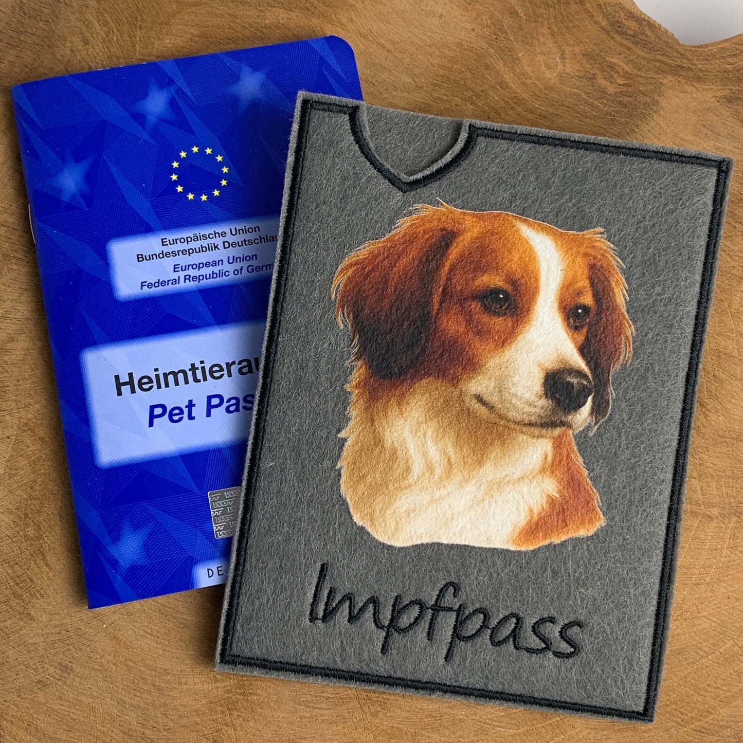 Impfpasshülle aus Filz mit Kooikerhondje-Motiv, personalisierbar mit Namen, hier auf dunkelgrauem Filz