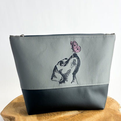 Kulturtasche mit einem Labrador, der einen Schmetterling auf der Nase balanciert, bestickt aus Kunstleder, zweifarbig, oben dunkelgrau, unten schwarz
