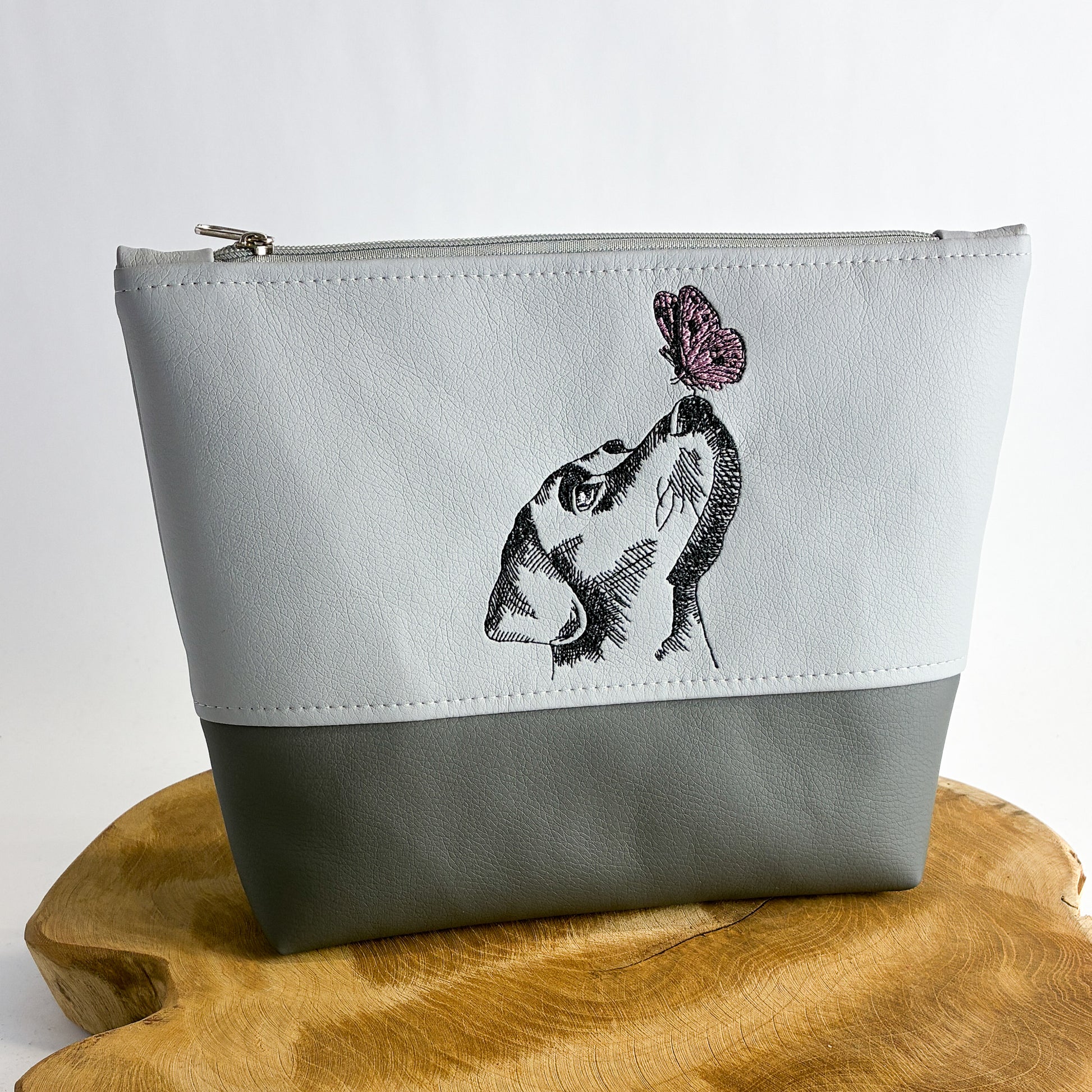 Kulturtasche mit einem Labrador, der einen Schmetterling auf der Nase balanciert, bestickt aus Kunstleder, zweifarbig, oben hellgrau, unten dunkelgrau