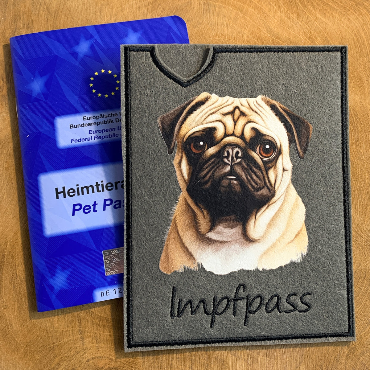 Mops Impfpasshülle - 3 verschiedene Motive, personalisierbar