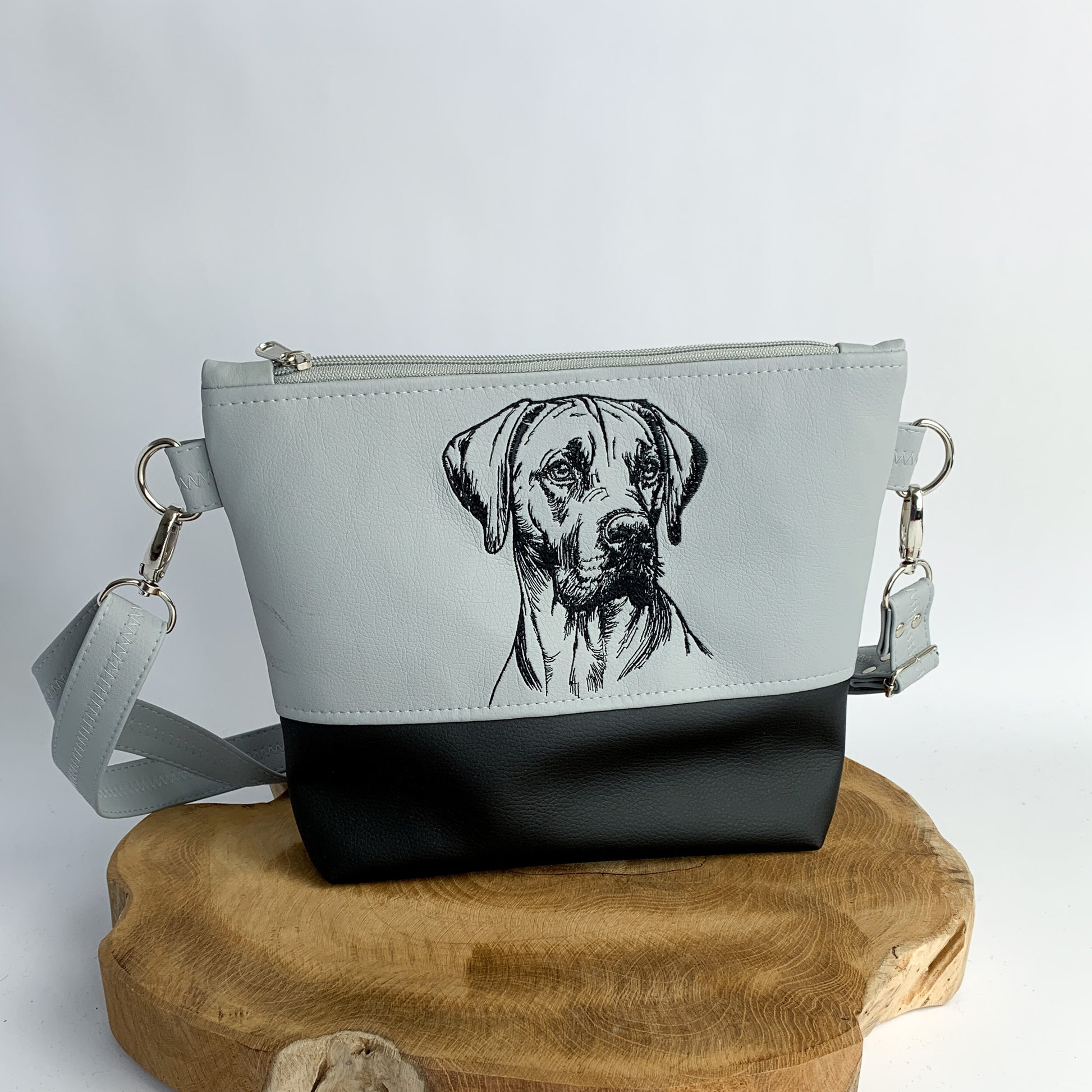 Umhängetasche mit Hundemotiv - Rhodesian Ridgeback - handgefertigt und bestickt, aus Kunstleder zweifarbig, oben hellgrau unten schwarz