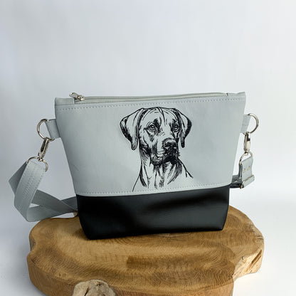 Umhängetasche mit Hundemotiv - Rhodesian Ridgeback - handgefertigt und bestickt, aus Kunstleder zweifarbig, oben hellgrau unten schwarz