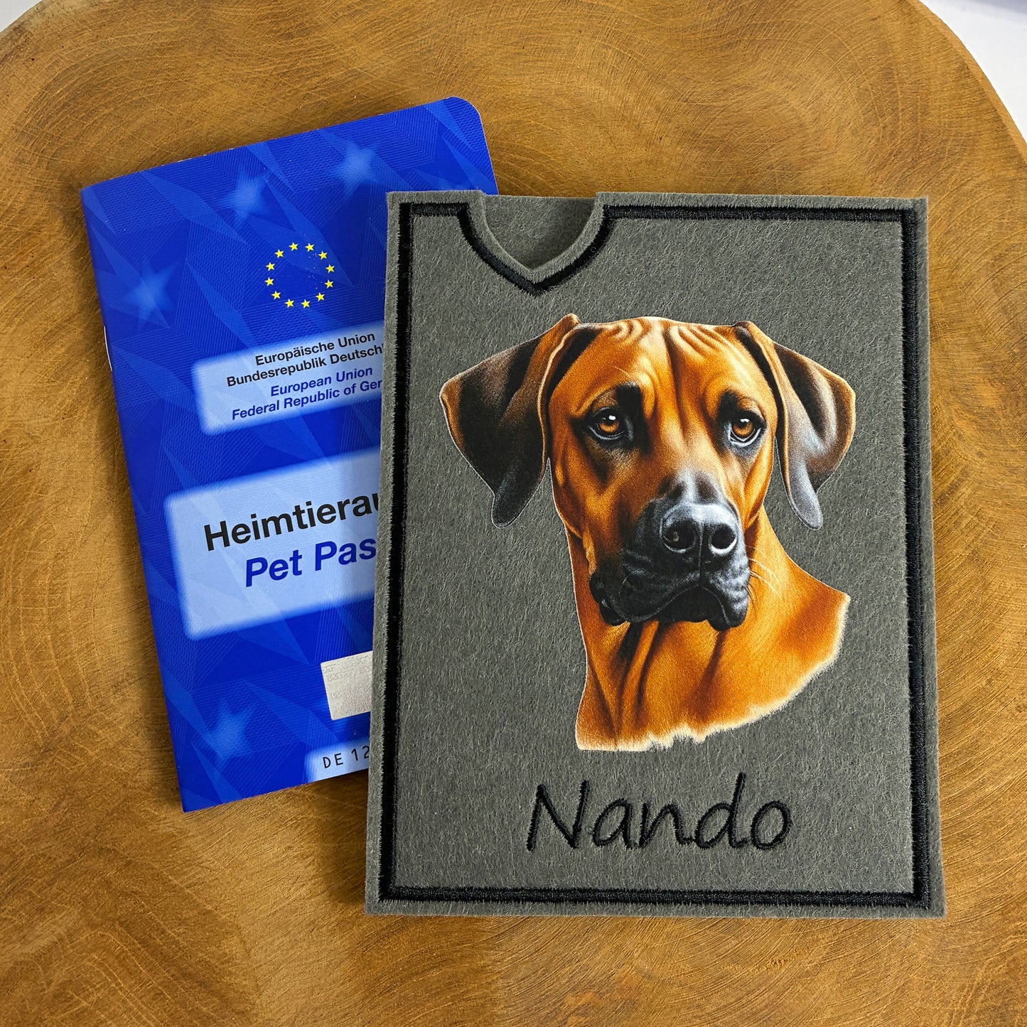 Rhodesian Ridgeback Impfpasshülle – leicht seitliche Ansicht