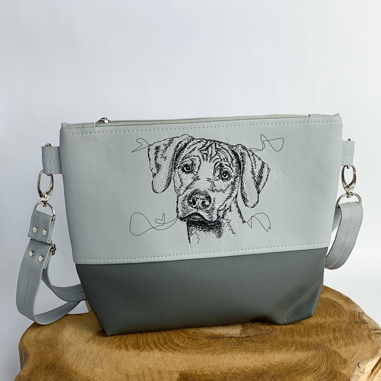 Tasche aus Kunstleder, bestickt mit Ridgeback, oben hellgrau, unten dunkelgrau