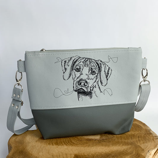 Tasche aus Kunstleder, bestickt mit Ridgeback, oben hellgrau, unten dunkelgrau