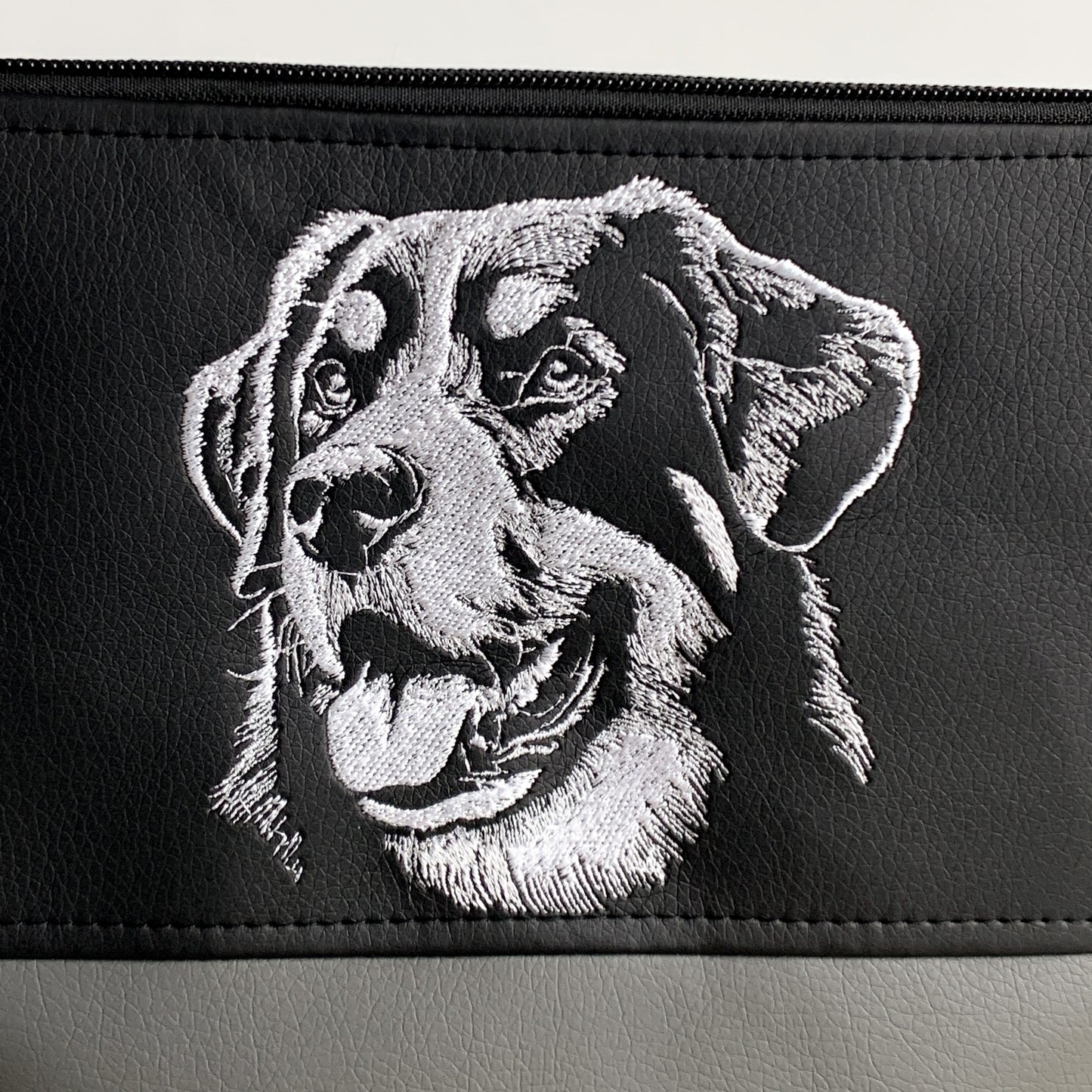 Detailaufnahme Stickmotiv auf der Tasche mit Appenzeller Sennenhund