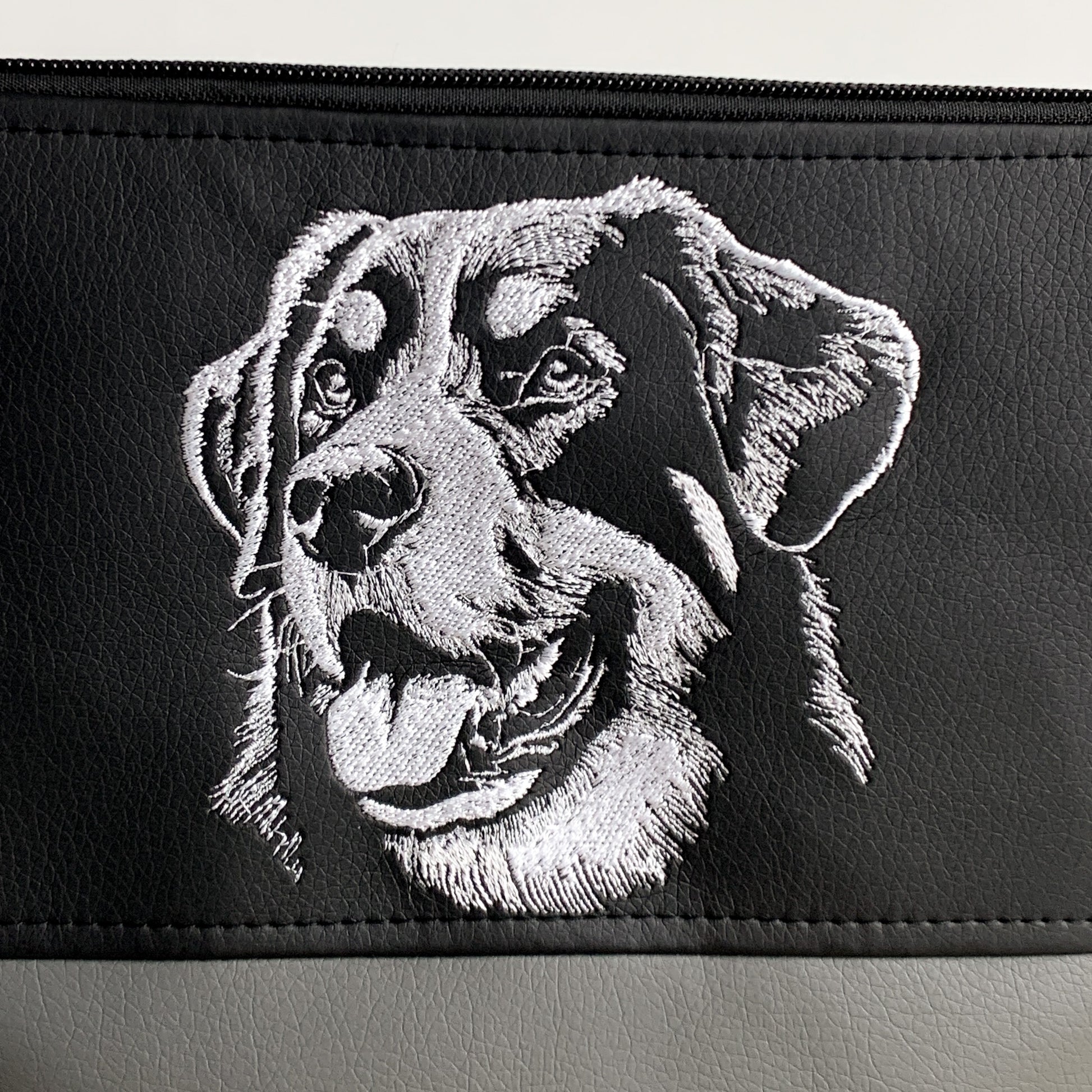 Detailaufnahme Stickmotiv auf der Tasche mit Appenzeller Sennenhund