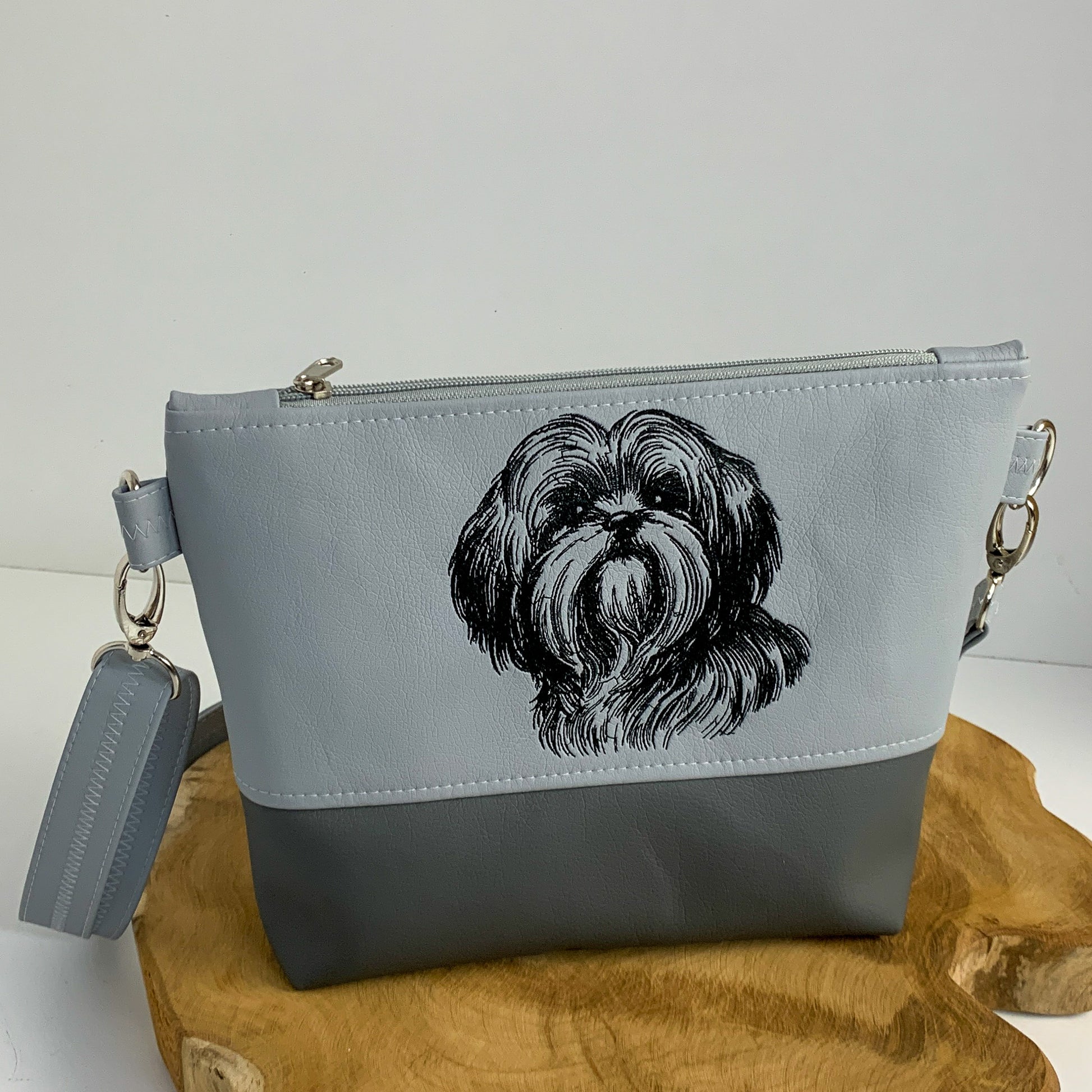 Shih Tzu Tasche zum Umhängen mit Schultergurt aus Kunstleder, zweifarbig oben hellgrau, unten dunkelgrau, Shih Tzu-Motiv gestickt, handgefertigt