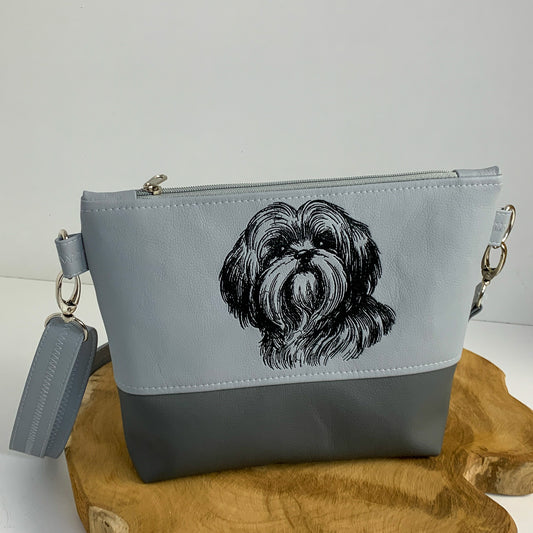 Shih Tzu Tasche zum Umhängen mit Schultergurt aus Kunstleder, zweifarbig oben hellgrau, unten dunkelgrau, Shih Tzu-Motiv gestickt, handgefertigt