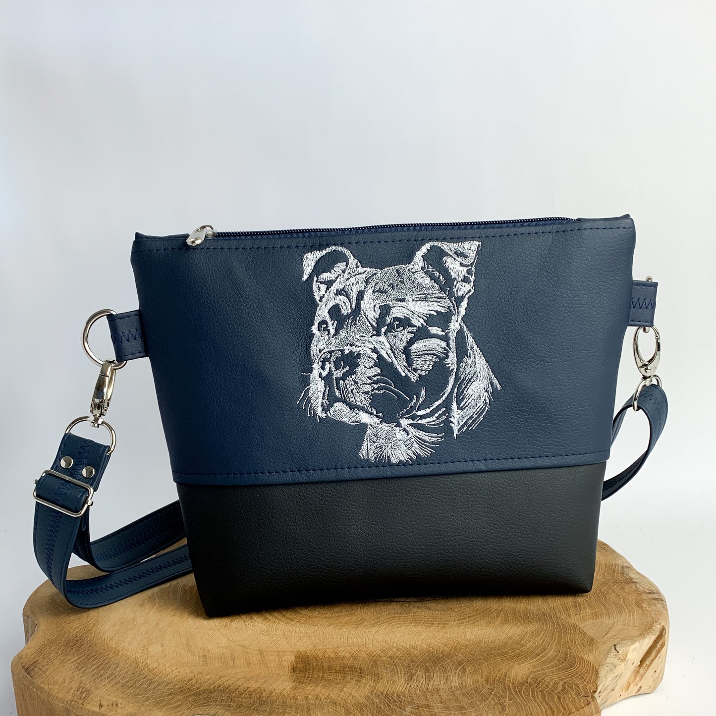 Umhängetasche mit Staffordshire Terrier-Motiv bestickt, handgefertigt aus Kunstleder